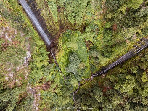 Felsklippen-Wasserfälle