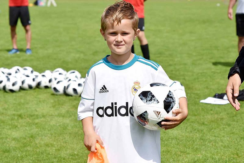 Tolle Mannschaftsaktion: Fußballschule Real Madrid spendiert Geschenk für verletzten Ron