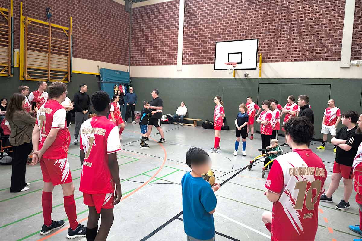 Anja Karliczek und Philipp Schönfeld aktiv beim inklusiven Sporttraining in Ibbenbüren