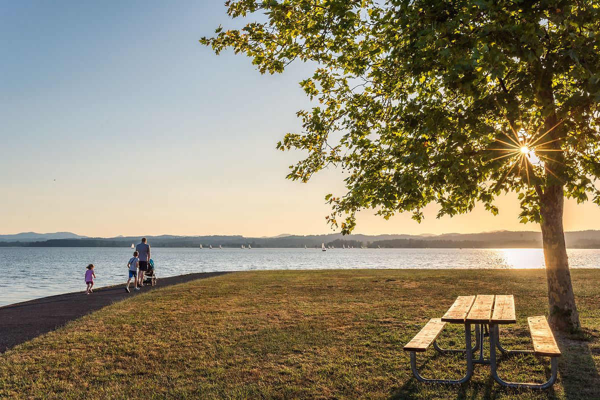 sunset view at a lake in Oregon with cranberry twp pa newborn photographer