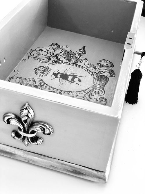 Decorative drawer with floral design and silver Fleur-de-Lis handle