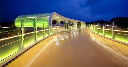 perpective de nuit passerelle sous la pluie