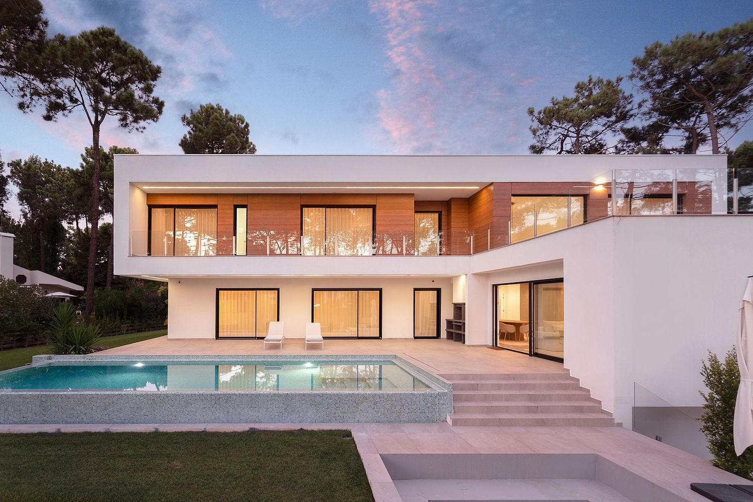 Fachada contemporânea de moradia T5 na Herdade da Aroeira, Charneca da Caparica, projeto de arquitetura do atelier Espaço Arquitectos (Arqs. Isidro e Patrícia Pragana), interiores pela Agiliza e paisagismo pela Relva Pura, fotografada por Pedro Brás Photo