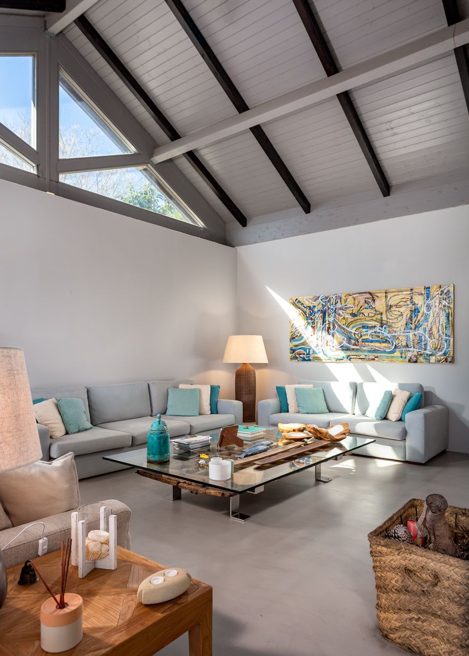 Fotografia de interiores de moradia T3 na Comporta com luz natural e homestaging