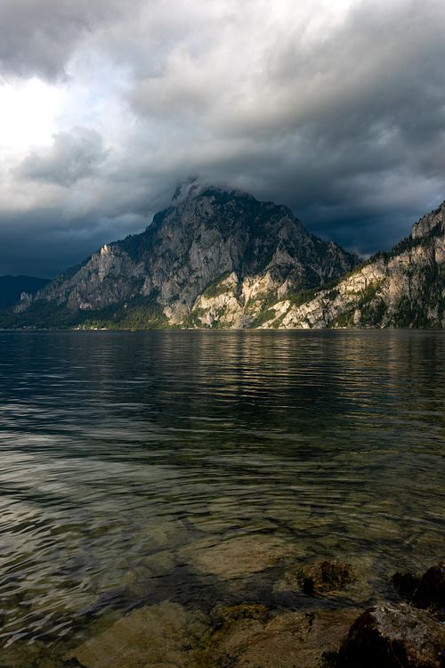 Village de montagne près d’un plan d’eau.