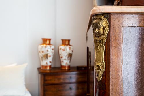 Fotografia de na Casa Andaluz, detalhes marcenaria madeira, interiores de luxo concebidos por FEMMA Interior Design.