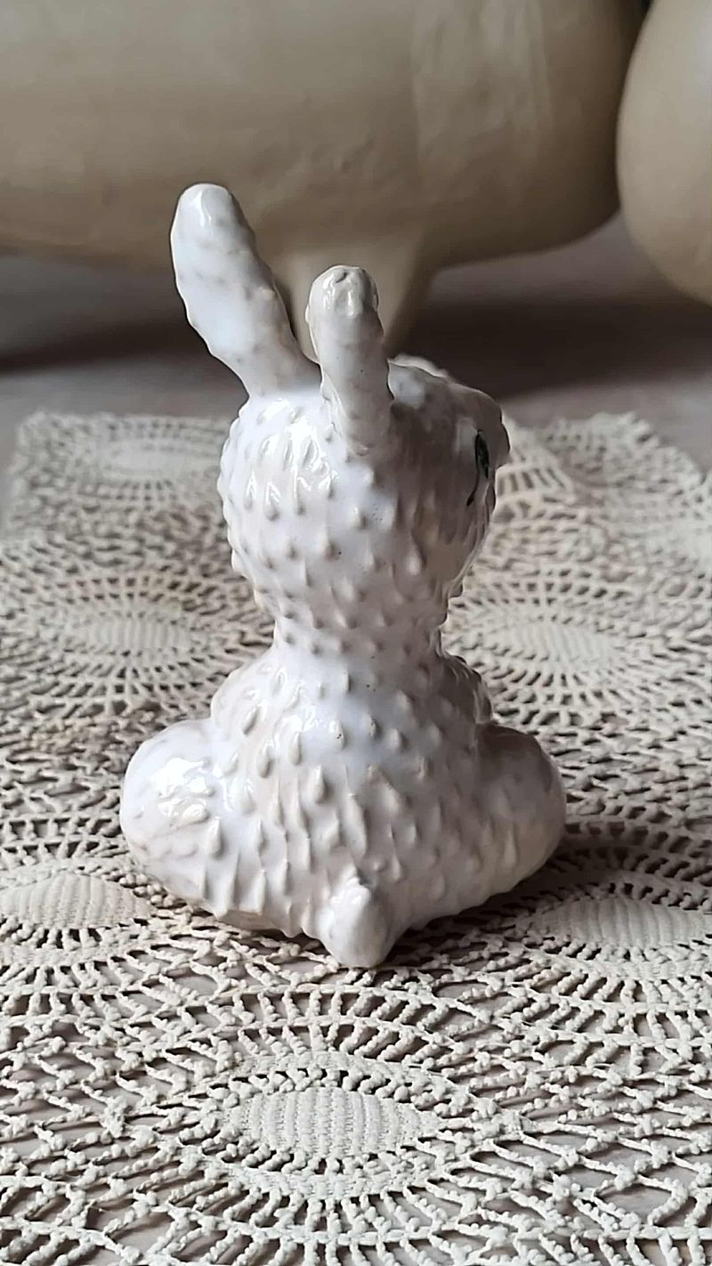 Little rabbit mini-sculpture