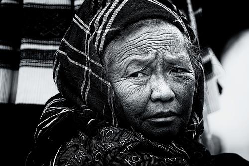 Portrait d'une femme pris en photo de rue à Sapa au Vietnam