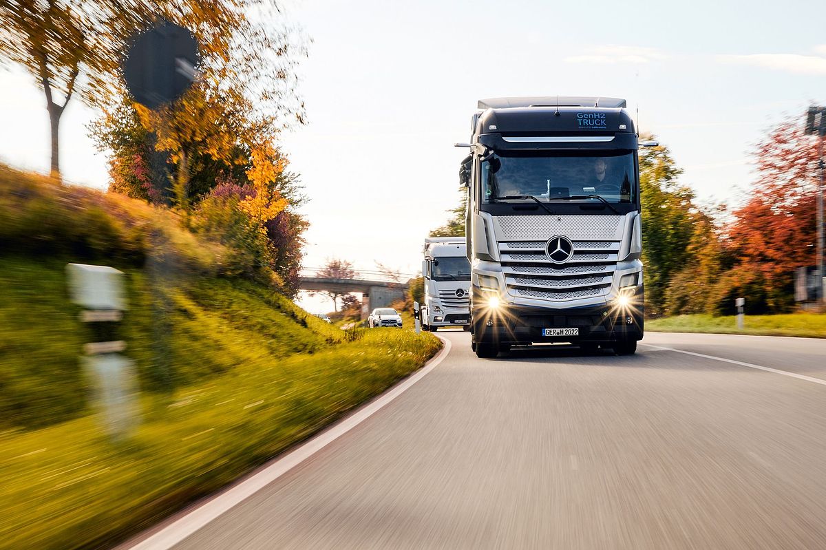Die Erprobung des Mercedes Benz GenH2 Truck findet auf &ouml;ffentlichen Stra&szlig;e statt // Testing of the Mercedes-Benz GenH2 Truck has expanded onto public roads