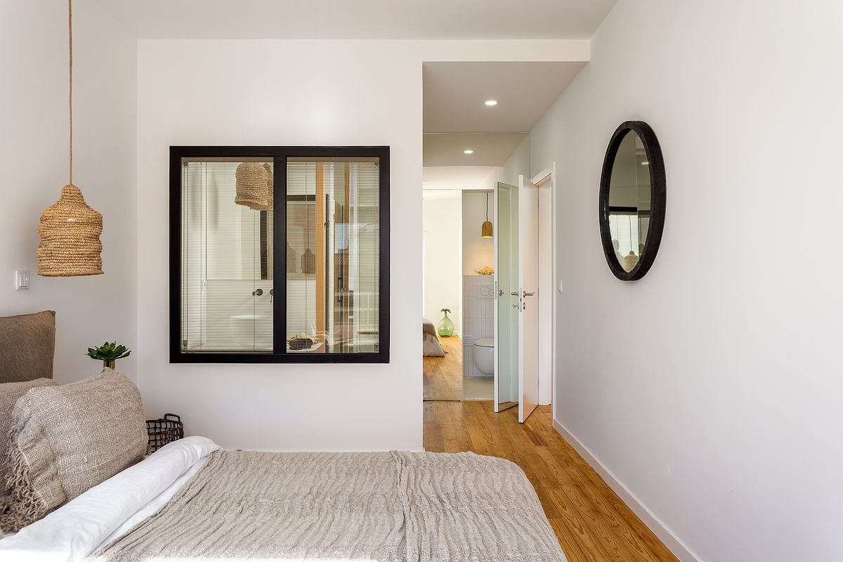 Quarto de apartamento T2 na Guia em Cascais com luz natural e ambiente tranquilo