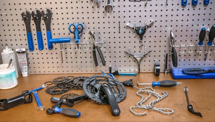 aider à résoudre les problèmes - l'image montre divers outils mécaniques