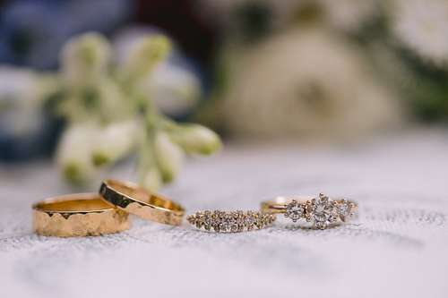 Bride & Groom get ready for the wedding day