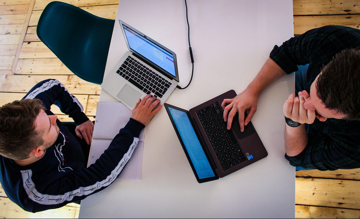 due persone su un computer portatile