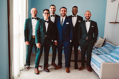 "foto di gruppo bestmens con lo sposo"