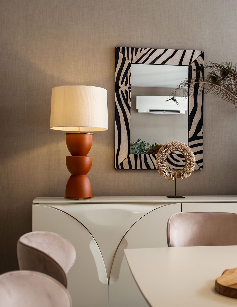 Fotografia de no Apartamento Montijo, destacando a decora&ccedil;&atilde;o com Estilo Africano.