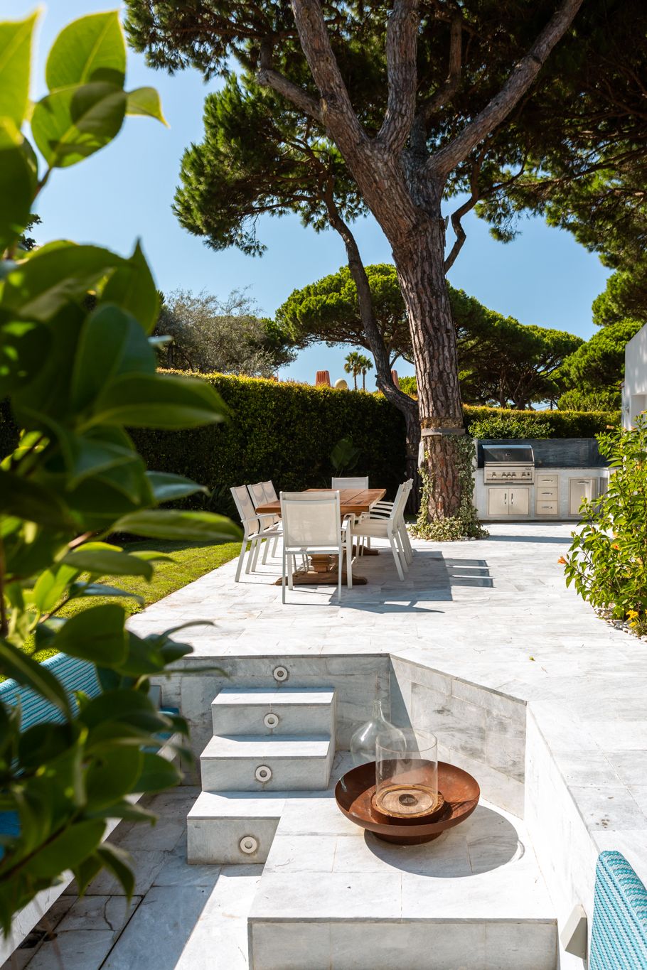 Zona social exterior de moradia V3 na Quinta da Marinha em Cascais integrada no jardim