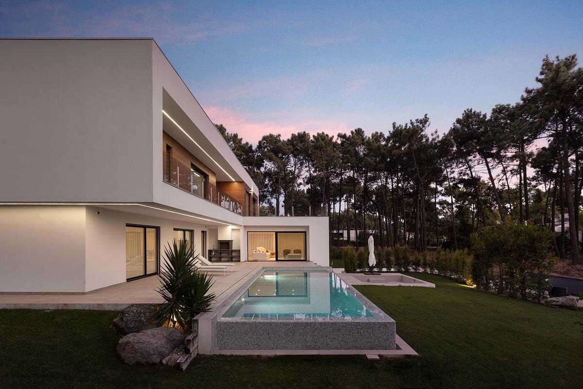 Fotografia noturna de moradia contempor&acirc;nea na Herdade da Aroeira com ilumina&ccedil;&atilde;o arquitet&oacute;nica