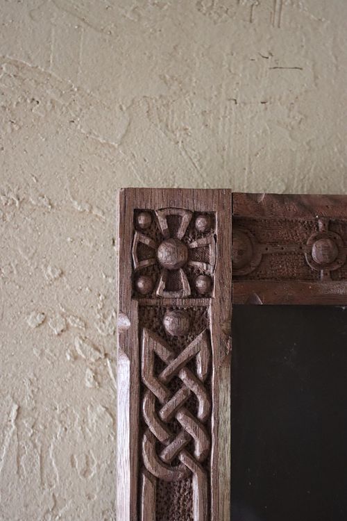 photo of the roundel and Celtic knotwork on picture frame