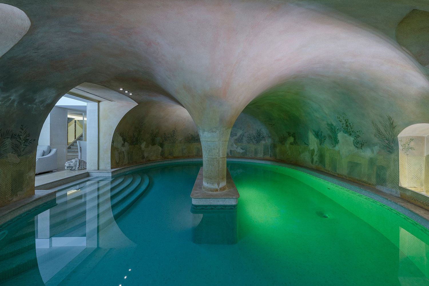 - diapo-entree-hotel-particulier-piscine-verte-sous-terre-saint-germain-des-pres-2026.jpg