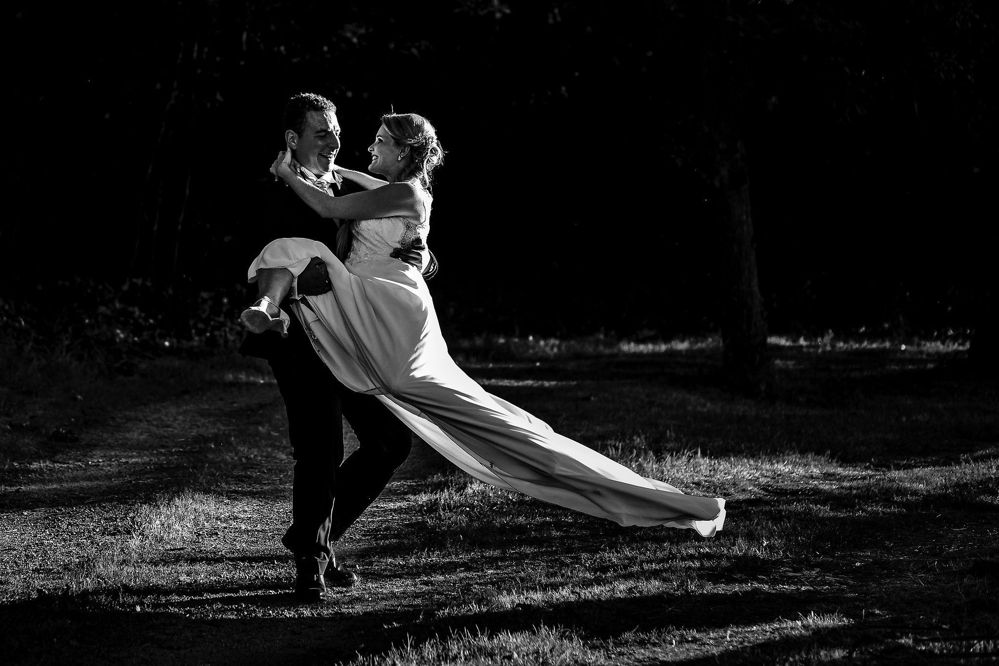 Portrait de couple durant le mariage qui dansent et qui sourient captur&eacute; par S&eacute;bastien CLAVEL photographe de Mariage &agrave; Lyon et Gen&egrave;ve