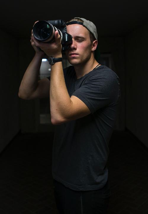 Hello, I am Tom Keene, a Fashion & Lifestyle Photographer based in Milan, Italy.