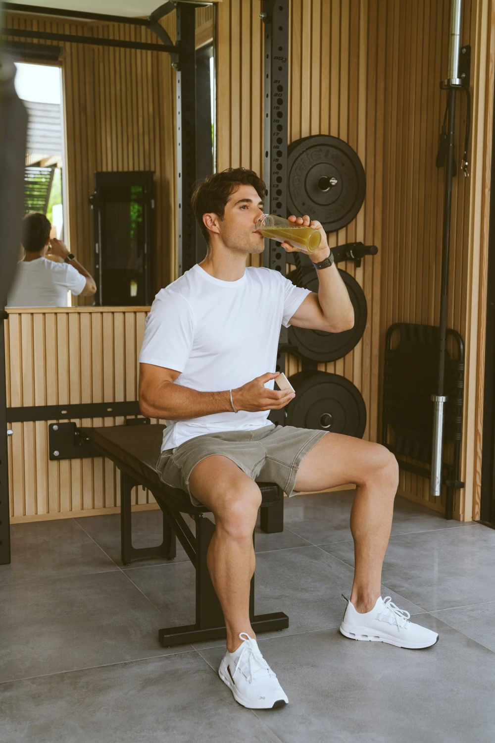 modèle masculin pose à l'aide d'accessoires