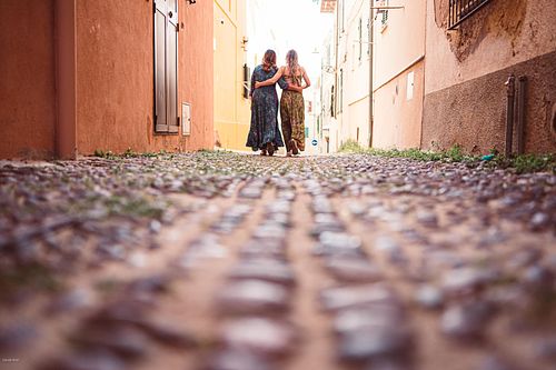 "coppia passeggia per le strade di Alghero"