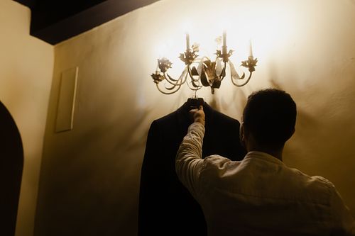 Preparativi sposo matrimonio Badia San Vittore Cingoli fotografie eleganti