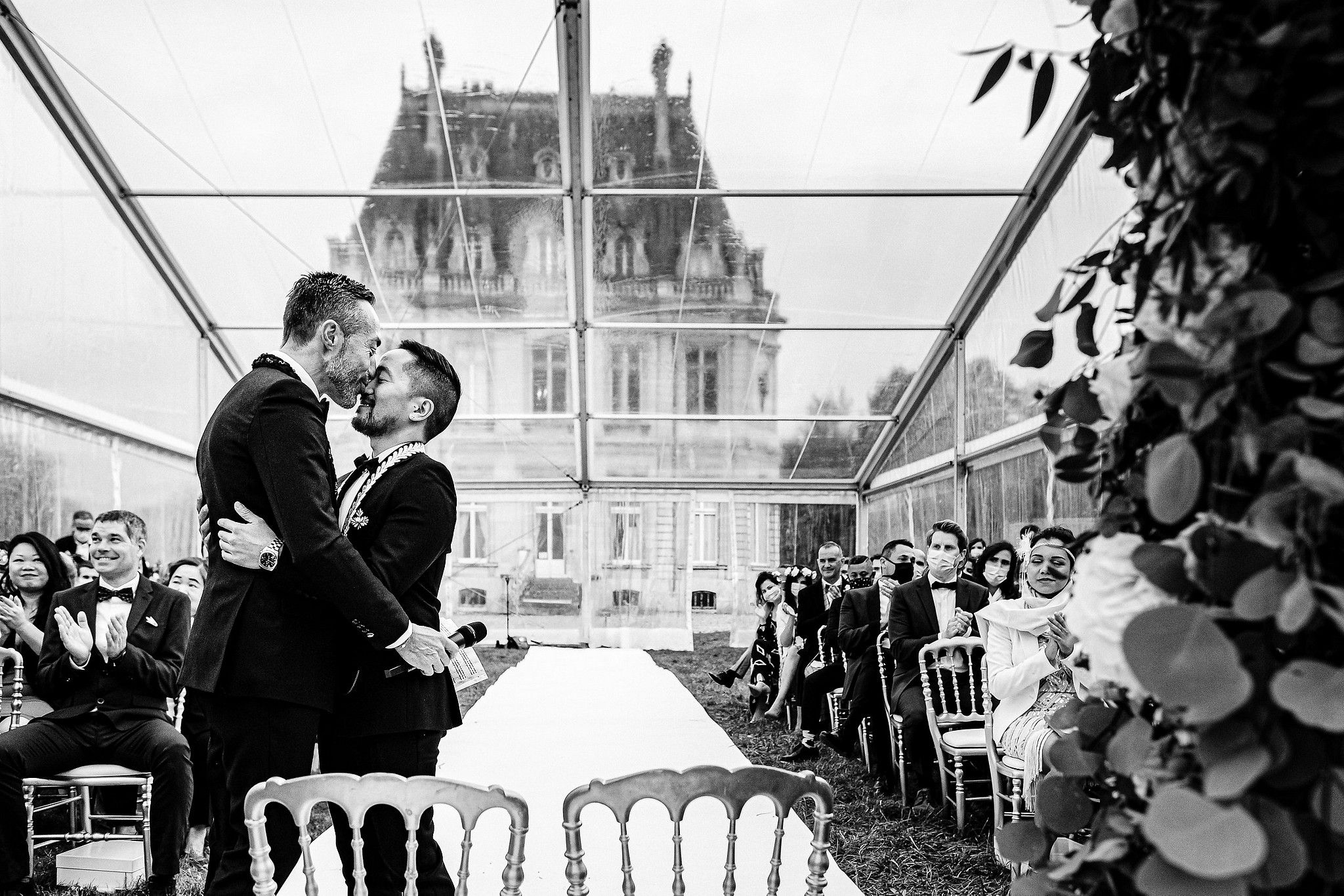 Couple Hommes gay qui s'embrassent &agrave; la fin de leur c&eacute;r&eacute;monie devant le ch&acirc;teau de Dangu captur&eacute; par S&eacute;bastien CLAVEL photographe de Mariage &agrave; Lyon et Gen&egrave;ve