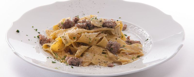 Rustikale Pappardelle mit Wurst und Lauch