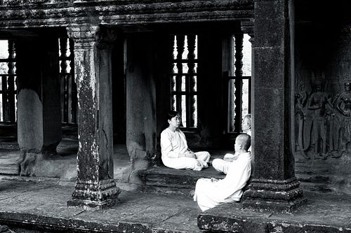 Portrait de femmes en méditation dans le temple d'Angkor au Cambodge