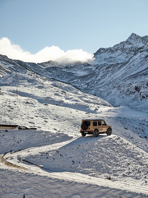 Mercedes Benz G-Klasse im verschneiten Gebirge.
