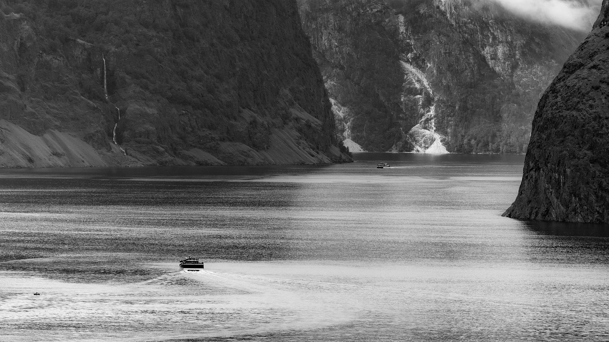 Photographie fine art en noir et blanc d’un fjord norvégien, minimalisme et profondeur.
