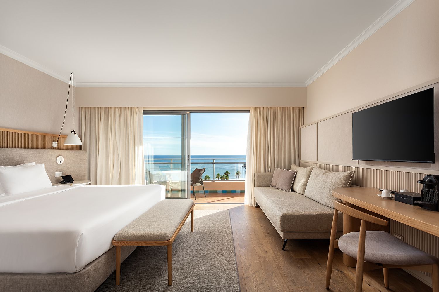 Quarto de resort com vista mar em design premium &ndash; fotografia de hotelaria.