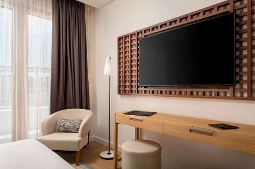 Hyatt Regency Lisboa Queen Bed Room Desk