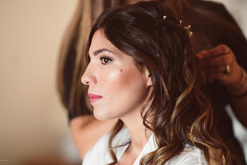 "sposa che viene pettinata"