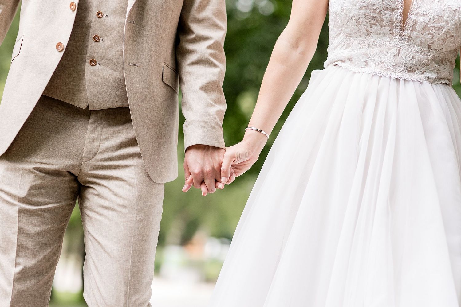Brautpaar halten H&auml;ndchen in Bornheim - Momentaufnahmen iris Sauermann