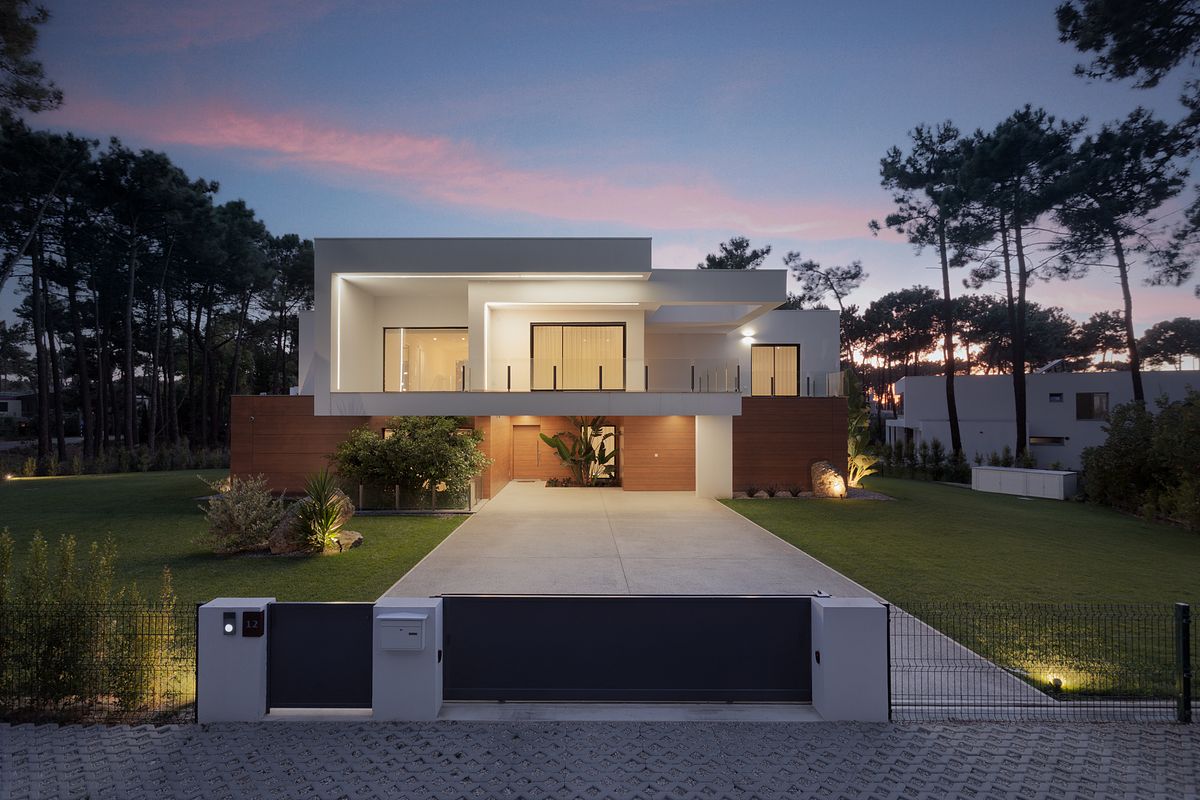 Fotografia noturna de moradia contempor&acirc;nea na Herdade da Aroeira com ilumina&ccedil;&atilde;o arquitet&oacute;nica