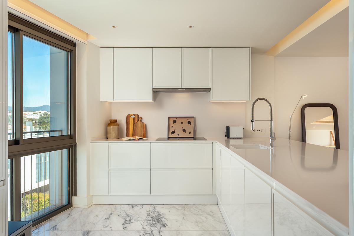 Cozinha contempor&acirc;nea em apartamento T4 de luxo no Legacy Residences Cascais