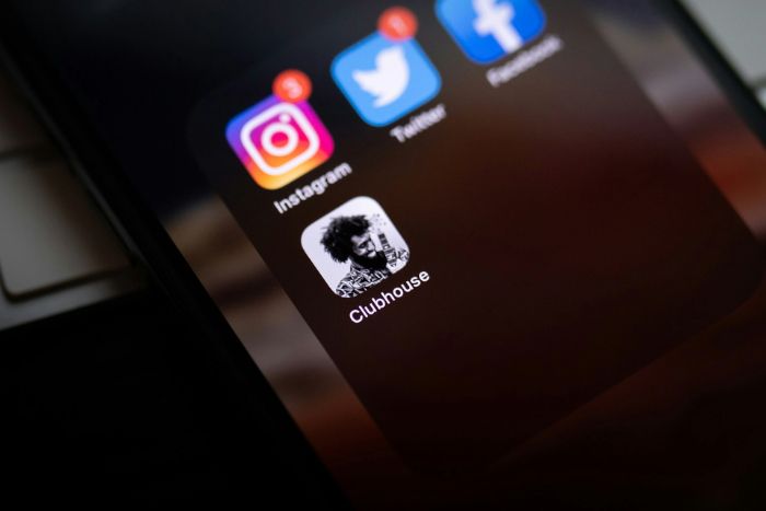 Celular com vários aplicativos de mídia social instalados