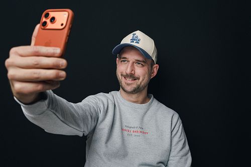 &bdquo;Hi, ich bin Daniel &ndash; und ich verwandle Unternehmen in starke Bildmarken.&ldquo;