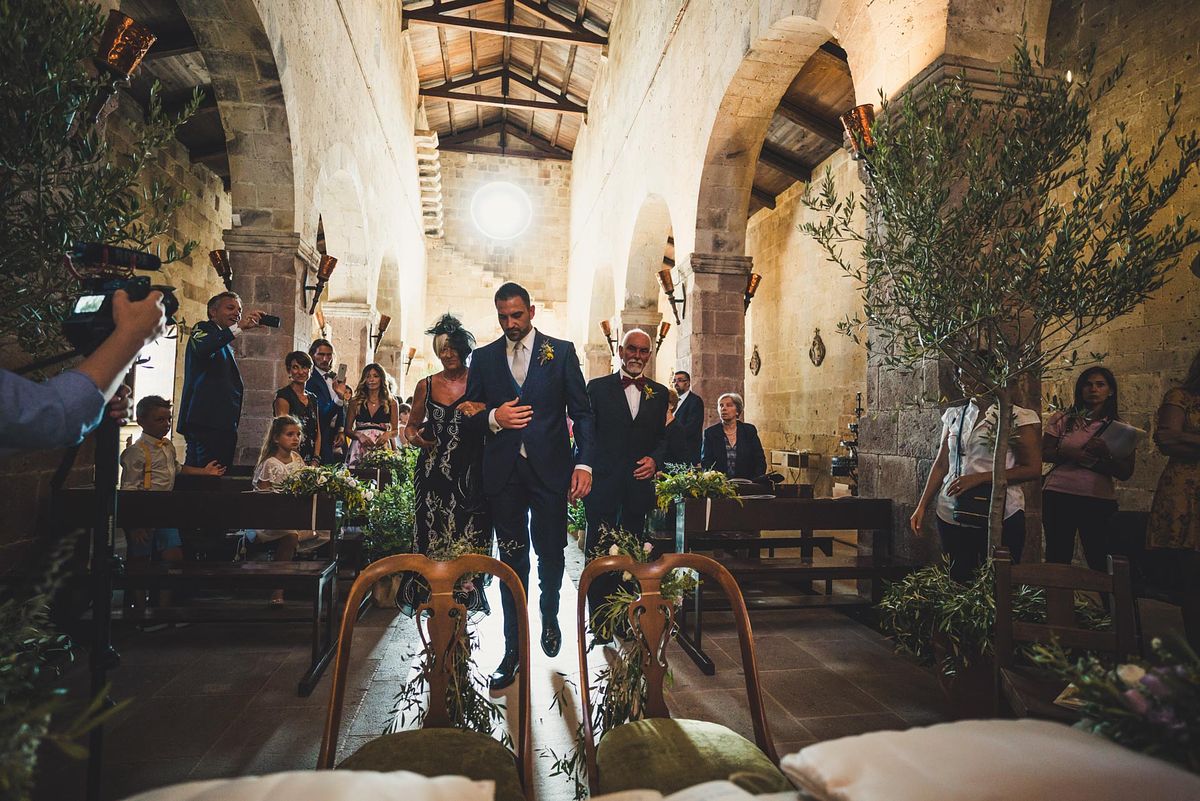 fotografo matrimonio Sardegna entrata dello sposo chiesa Tratalias