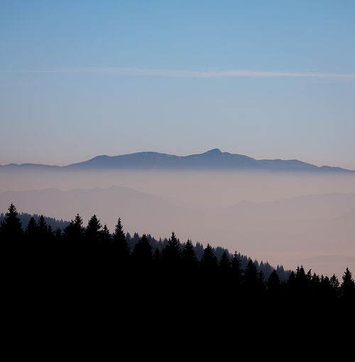 Reliefs lointain au dessus d'une mer de nuages
