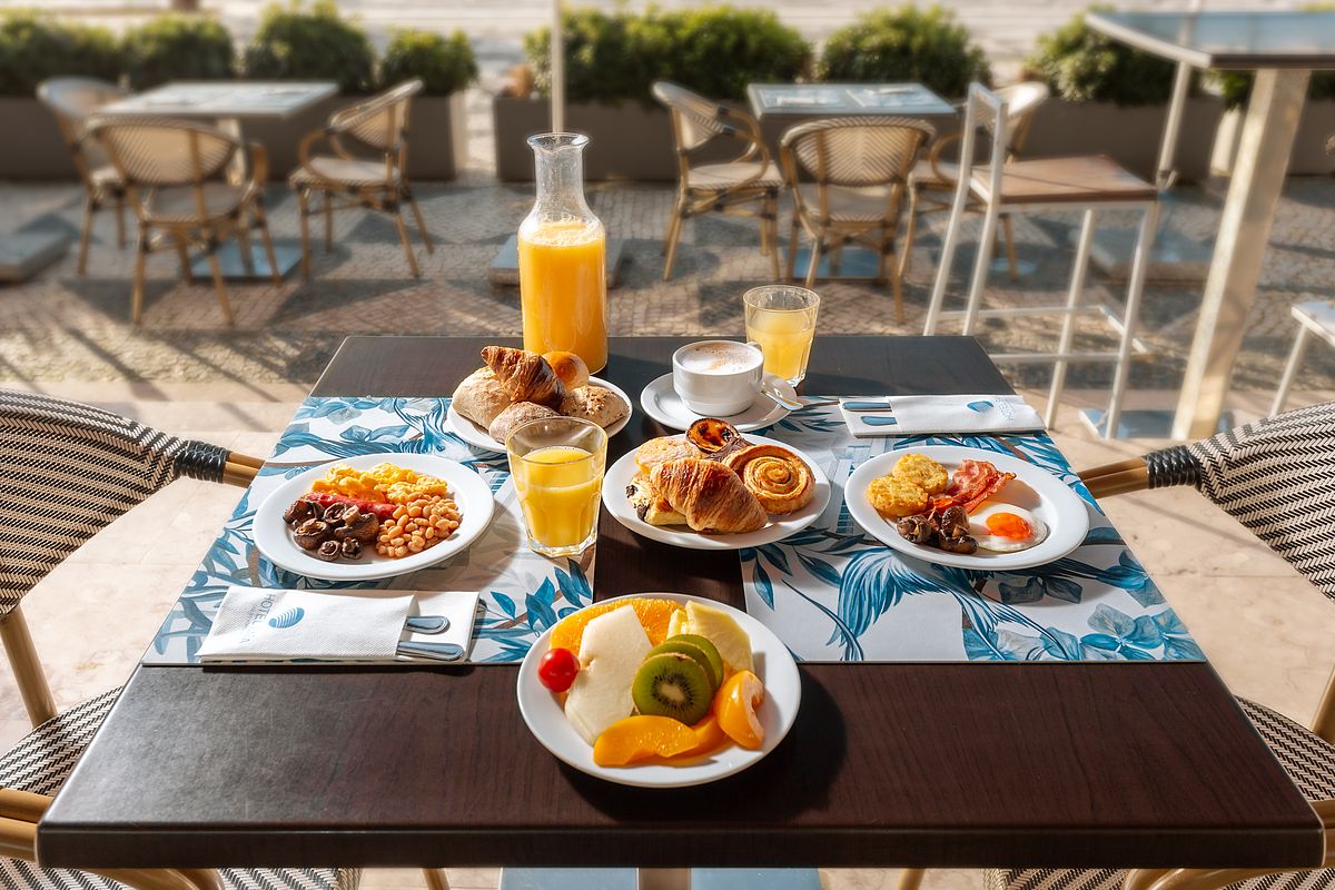 Pequeno-almo&ccedil;o no Hotel Ba&iacute;a Cascais com vista para a Ba&iacute;a &ndash; fotografia de hotelaria