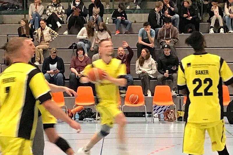 #TeamAnton als Einlaufkinder beim Basketballspiel