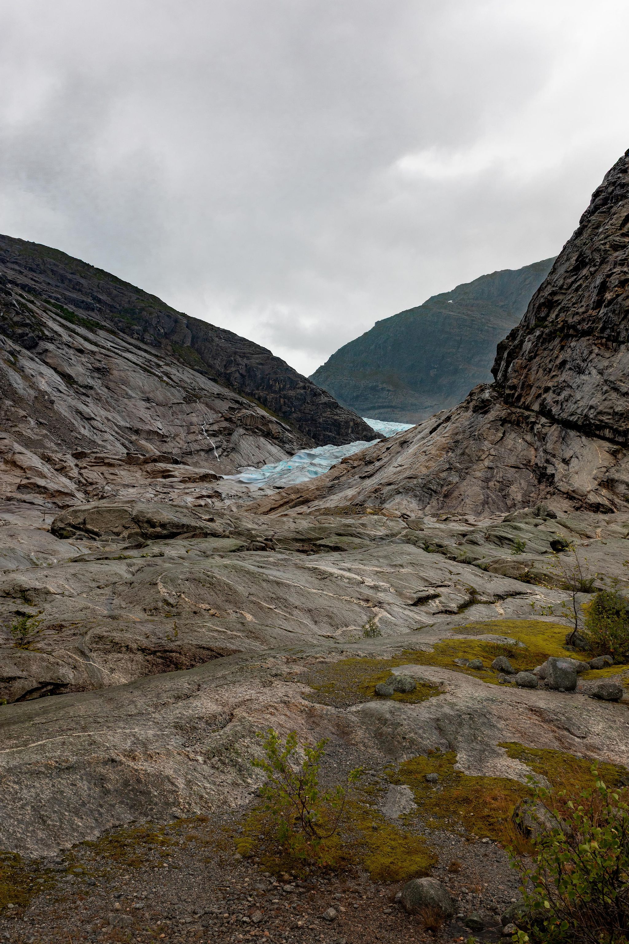 Paroi sombre avec ligne verticale naturelle.