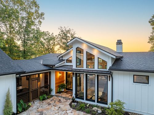 Overall view showing screen room context