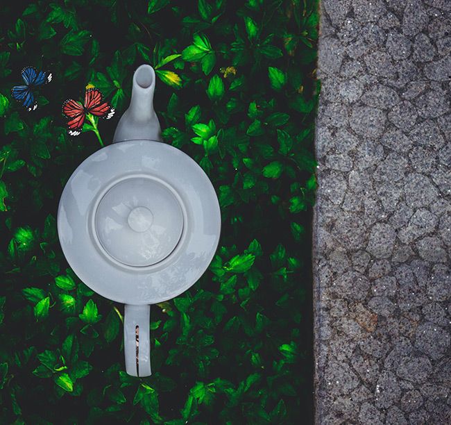 Fotografía conceptual creativa de hervidor de cerámica.