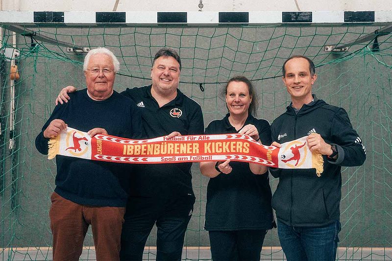 Besonderer Besuch bei den Kickers: Anerkennung für inklusiven Fußball