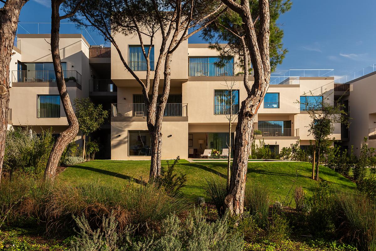 Fotografia de arquitectura destacando a volumetria dos edif&iacute;cios do Marinha Prime em Cascais
